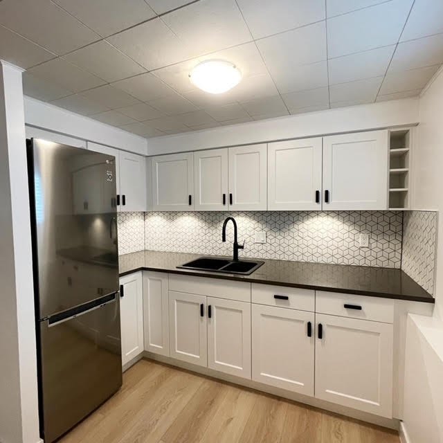 Whistler-White-Basement-Kitchenette-01